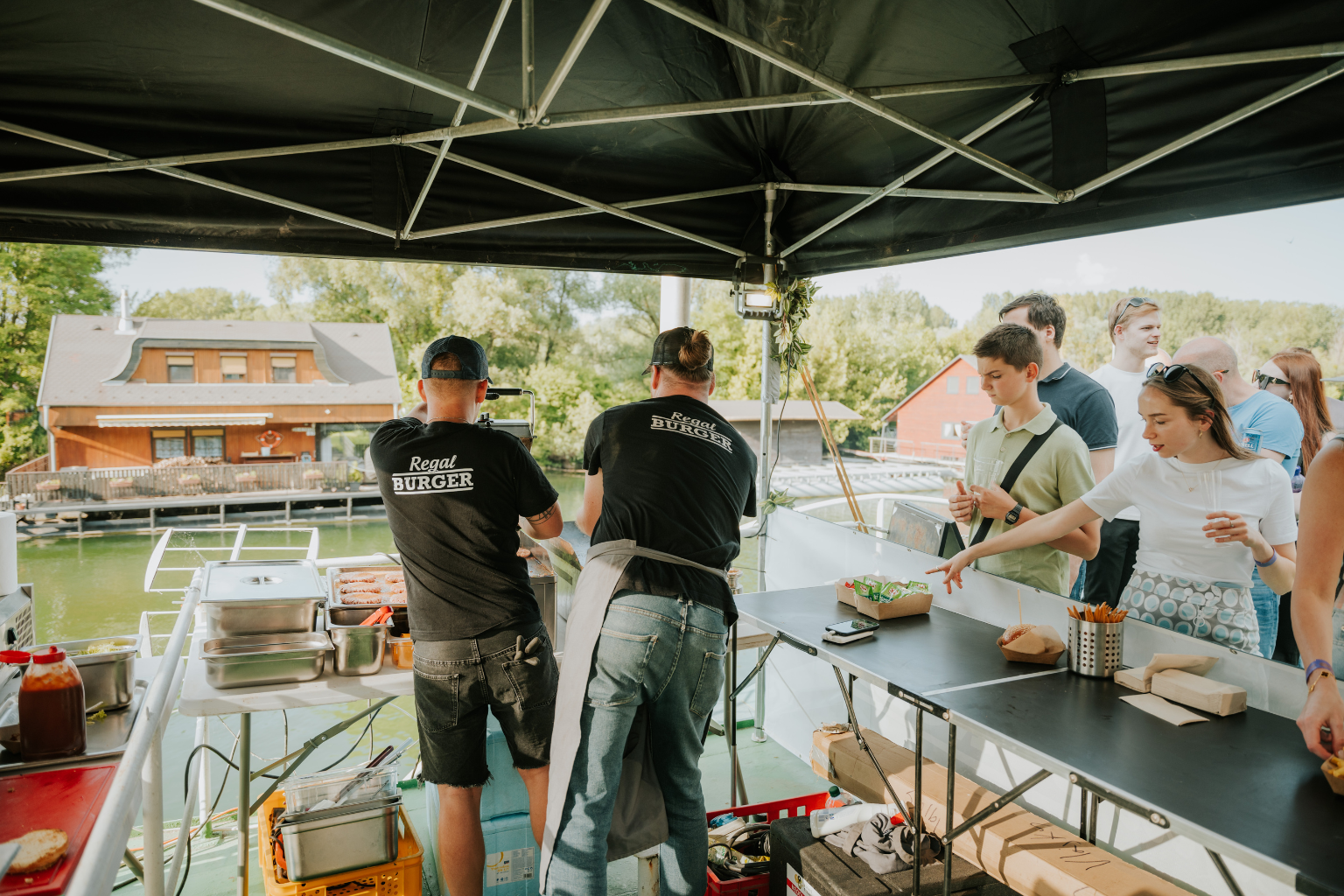 Loď Catering